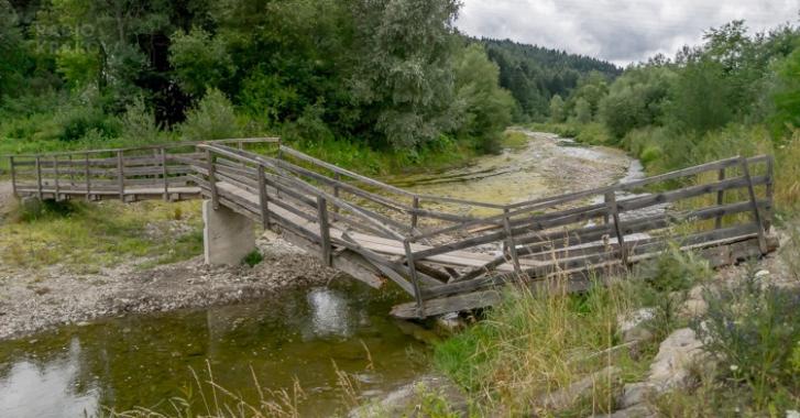 Sądecczyzna: mieszkańcy wsi Naszacowice są odcięci od świata. Kto odbuduje kładkę?