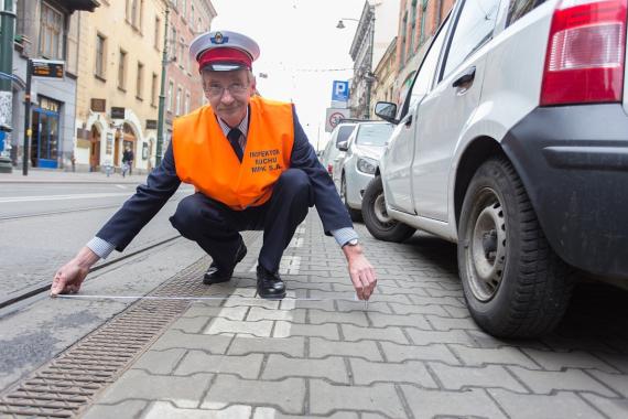 Wystarczy jeden metr! Nietypowa akcja MPK i straży miejskiej na ul. Długiej