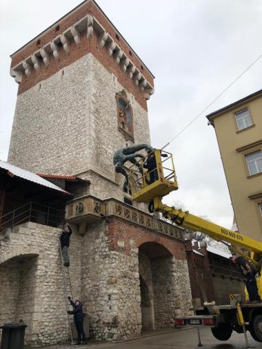 Pokaz rzeźby Jerzego Kędziory. Przechodnie zadzierali głowy