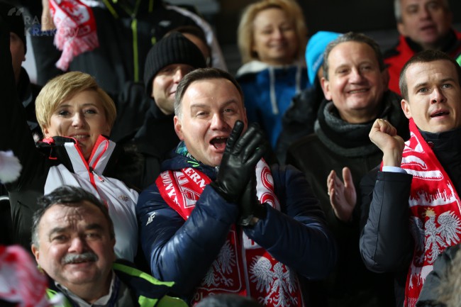 Zakopane, 24.01.2016. Prezydent Andrzej Duda  z żoną Agatą Kornhauser-Dudą  oraz minister sportu i turystyki Witold Bańka  obserwują zmagania skoczków podczas indywidualnego konkursu Pucharu Świata w skokach narciarskich na Wielkiej Krokwi w Zakopanem,PAP