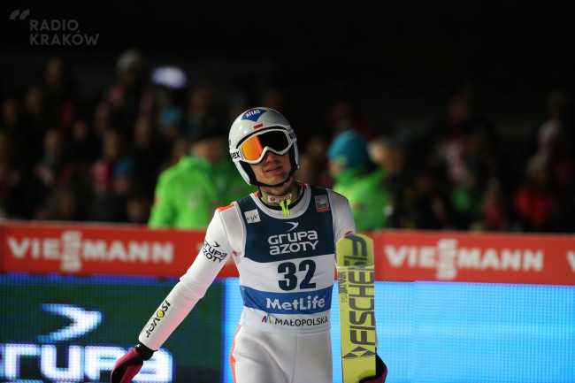 Zakopane, 24.01.2016. Kamil Stoch po skoku w drugiej serii indywidualnego konkursu Pucharu Świata w skokach narciarskich na Wielkiej Krokwi . Stoch zajął 8. miejsce w zawodach.  PAP/Grzegorz Momot