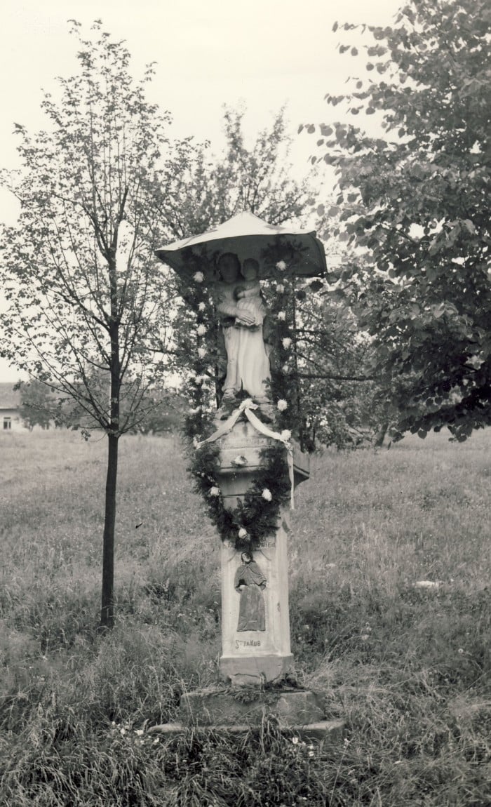 5. Kapliczka przydrożna z figurą Matki Bożej z Dzieciątkiem, Bogoniowice, pow. Tarnów, fot. Jacek Kubiena, 1972, ze zbiorów Muzeum Etnograficznego w Krakowie