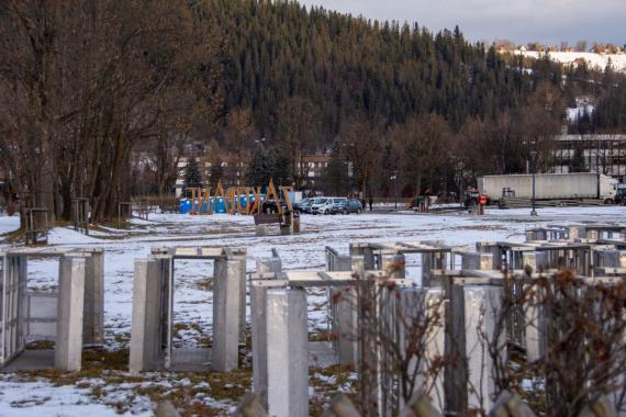 W Zakopanem ruszyła budowa sceny sylwestrowej. ZDJĘCIA