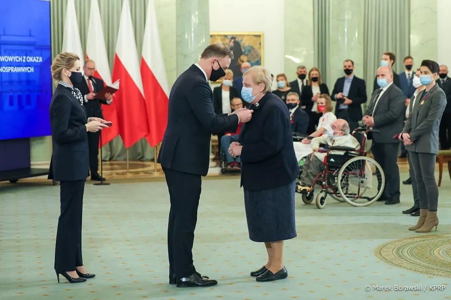 Za zasługi w działalności na rzecz osób niepełnosprawnych i potrzebujących pomocy ZŁOTYM KRZYŻEM ZASŁUGI została odznaczona Pani Prezes Jolanta Stokłosa. 