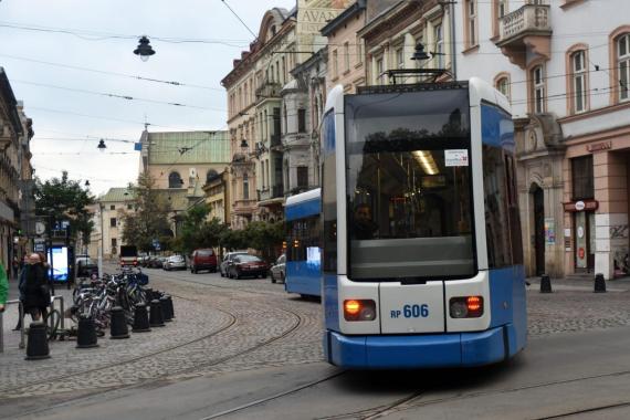 Uchodźcy mogą w tramwaju poznać podstawowe zwroty w języku ukraińskim i polskim