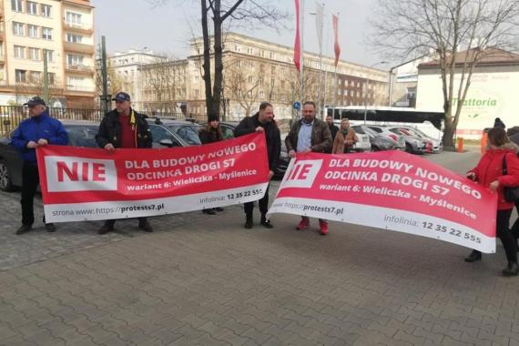 Mieszkańcy Wieliczki i okolic protestowali przed siedzibą GDDKiA