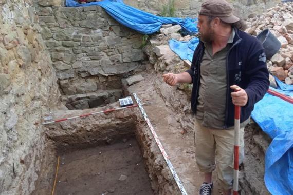 Archeolodzy odkryli fragment gotyckiego portalu i unikatową monetę przy ruinach zamku w Nowym Sączu