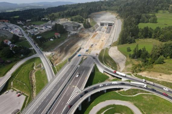 Zakończyły się prace budowlane w tunelu w ciągu Zakopianki. Trwają prace przy portalach