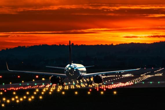 Październikowy zachód słońca nad Kraków Airport w obiektywie Tomasza Buszewskiego