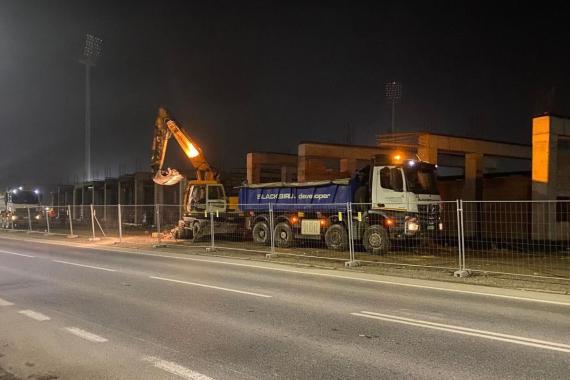 Trwa wyburzanie fragmentu stadionu Sandecji, choć jeszcze nie ukończono budowy