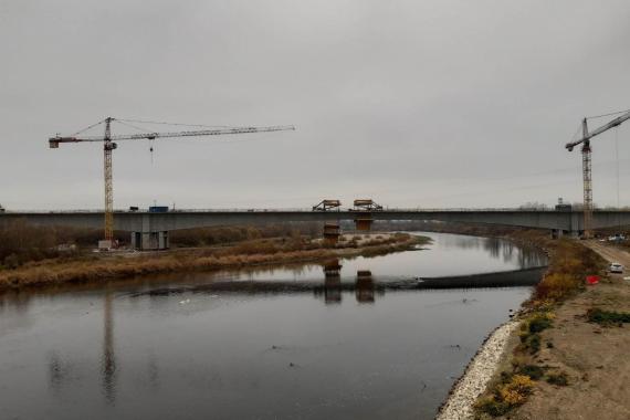 Imponująco przebiega budowa nowego mostu na Dunajcu w Ostrowie. Gorzej z drogą