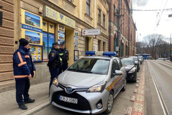 Wystarczy jeden metr. Wspólna akcja Straży Miejskiej i Miejskiego Przedsiębiorstwa Komunikacyjnego