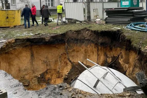 Trzebinia: na osiedlu Gaj zapadła się ziemia; do dziury wpadł sprzęt do zasypywania zapadlisk