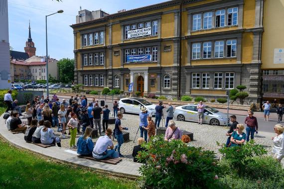 Manifestacja w obronie dyrektora III LO w Tarnowie. Jan Ryba nie zgadza się z zarzutami kuratorium