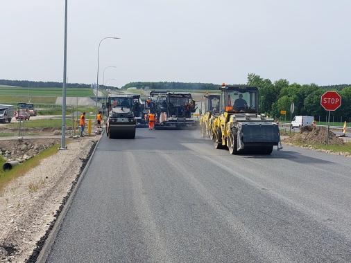 Budowa S7 Moczydło-Miechów: trwa układanie ostatniej warstwy asfaltu