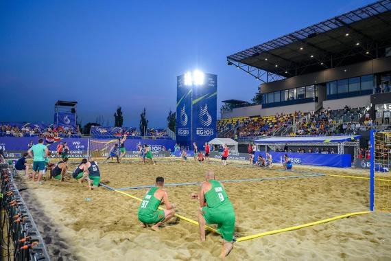 Niebezpieczny incydent podczas Igrzysk Europejskich w Tarnowie. Ze stadionu w Mościcach odpadł fragment zadaszenia