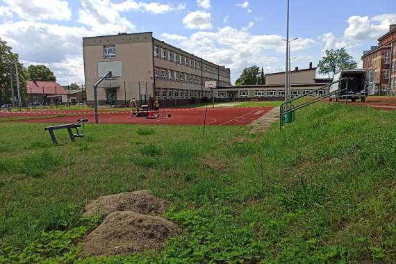 Eksperci analizują wyniki kolejnych badań na boiskach szkolnych w Trzebini