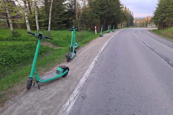 Hulajnogowy problem na ulicach Zakopanego. Pojazdy będą usuwane