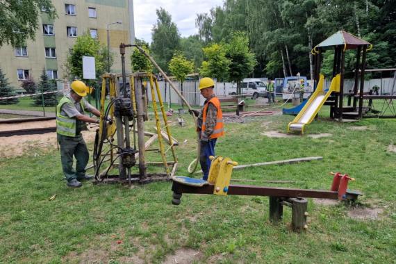 Trzebinia: SRK umacnia grunt na placu zabaw na os. Siersza. Mieszkańcy zgłaszali problem już w kwietniu