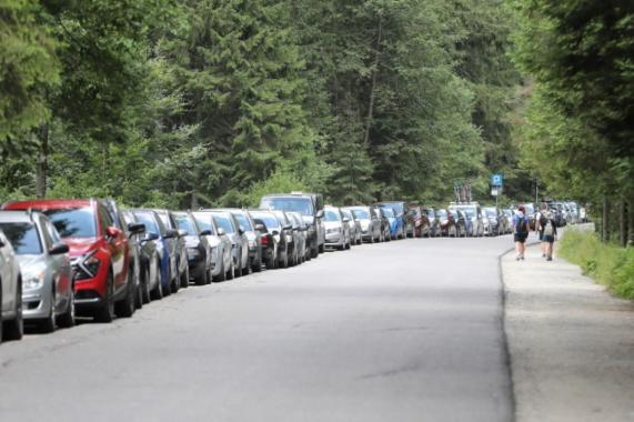 Dantejskie sceny na drodze do Morskiego Oka. Setki turystów próbowało dostać się w najpopularniejszy rejon w Tatrach