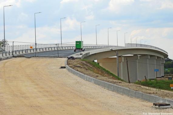 Budowa nowego mostu na Dunajcu na trasie do autostrady pod Tarnowem idzie zgodnie z planem