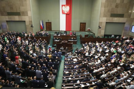 Sejm przyjął uchwałę o zarządzeniu referendum na 15 października