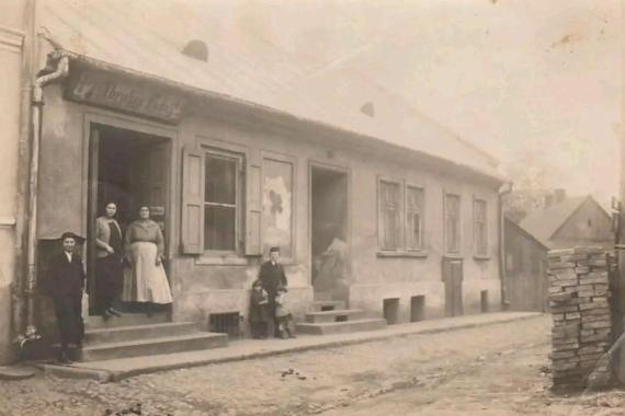 Fragment framugi ze śladem po mezuzie trafił do Muzeum Żydowskiego w Oświęcimiu