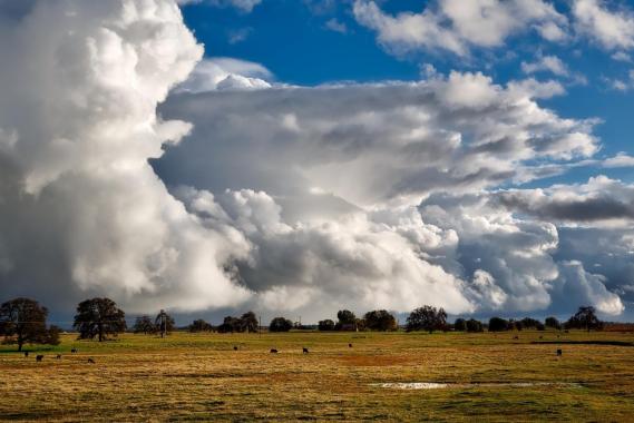 W całym kraju temperatura około 30 stopni; możliwe burze z gradem