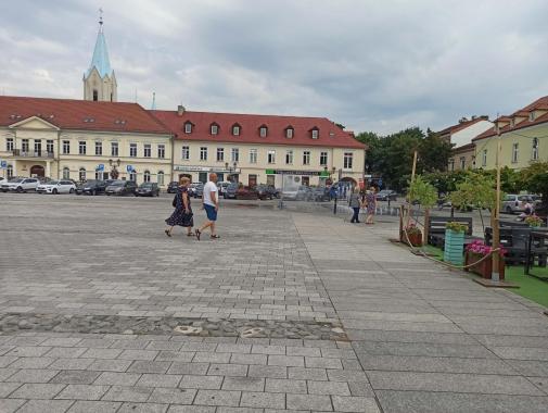 Za mało drzew i za mało cienia na rynku w Oświęcimiu — to główna myśl, która nasuwa się mieszkańcom podczas upalnych dni