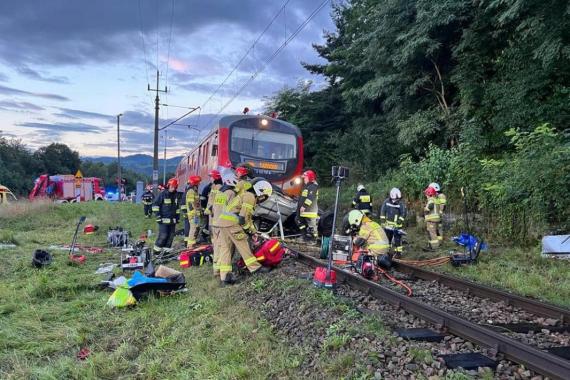 Tragiczne zderzenie pociągu z samochodem w Barcicach Górnych. Dwie osoby nie żyją