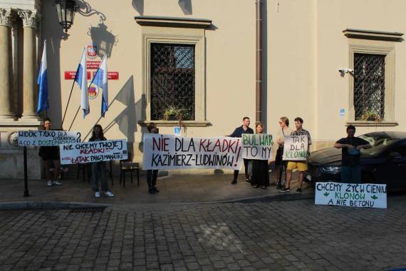 Mieszkańcy Kazimierza protestują przeciwko kładce łączącej ich dzielnicę z Ludwinowem [ZDJĘCIA]