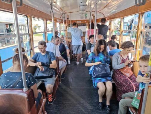 Parada zabytkowych i współczesnych tramwajów w Krakowie