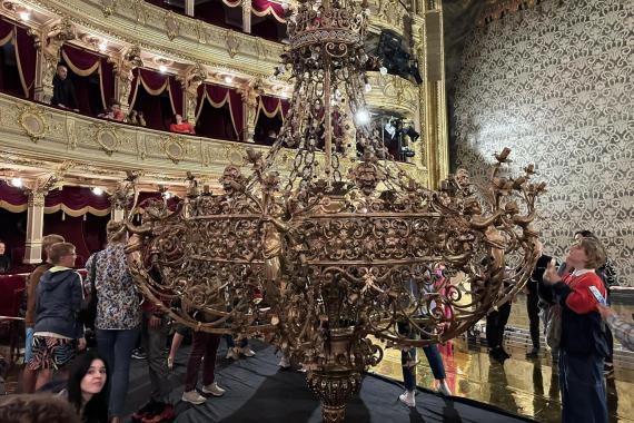 Wielki żyrandol Teatru im. Słowackiego opuszczony na scenę - trwa wymiana żarówek