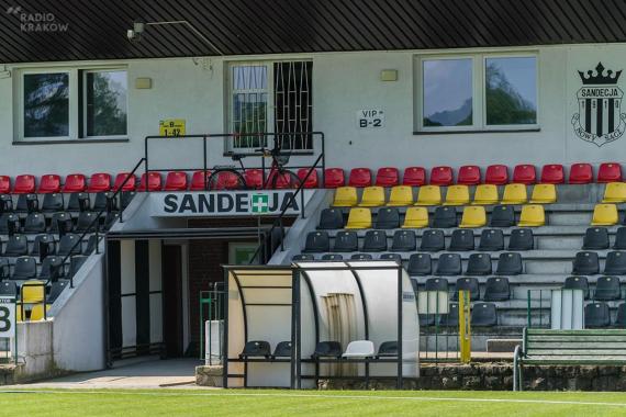 Jest kolejne podejście do sprzedaży elementów konstrukcji starego stadionu piłkarskiego w Nowym Sączu