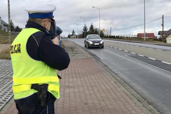 1500 złotych mandatu, 13 punktów karnych i utrata prawa jazdy za nadmierną prędkość