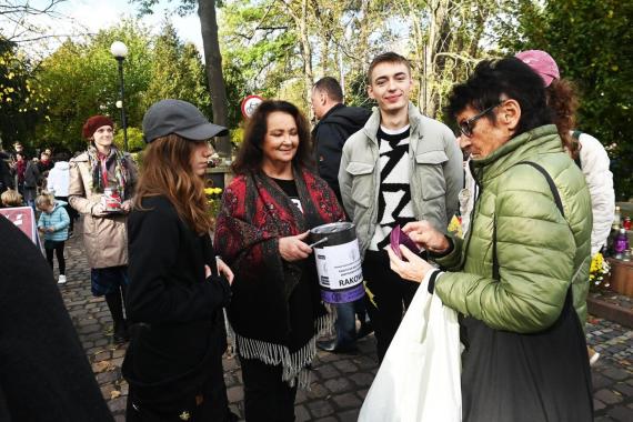 Podczas kwesty na Cmentarzu Rakowickim zebrano ponad 73 tysiące złotych