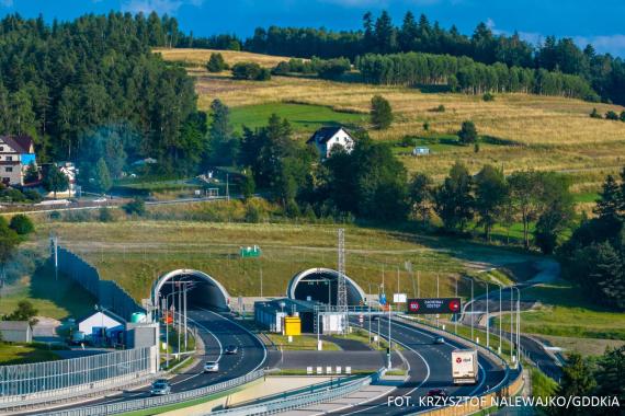 Minął rok od otwarcia tunelu na Zakopiance. GDDKiA podsumowała ten czas