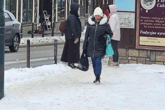 Zima na Podhalu - w Zakopanem ulice są odśnieżone, gorsze warunki na bocznych drogach