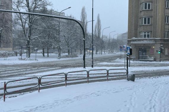 Trudna sytuacja pogodowa w Małopolsce. Śnieg będzie nadal padał