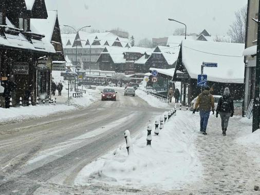 W Małopolsce miejscami ciągle sypie śnieg, ale opady nie są już tak intensywne