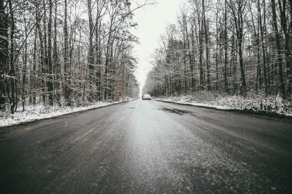 Synoptyk IMGW: słaby śnieg we wtorek na wschodzie, na krańcach południowo-zachodnich - marznący deszcz i gołoledź