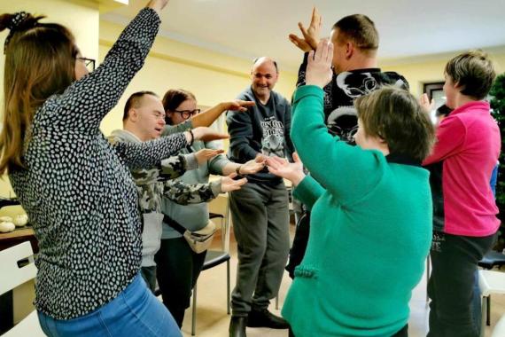 Podopieczni Warsztatów Terapii Zajęciowej w Tarnowie leczą się śmiechem