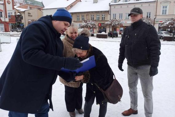 Oświęcim: grupa radnych zbierała podpisy pod listem otwartym w sprawie podwyżek urzędników