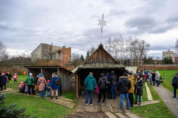 Żywa szopka w klasztorze  oo. Bernardynów od 20 lat przyciąga tłumy tarnowian