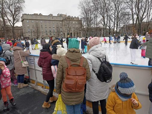 Tłumy krakowian spędzają drugi dzień świąt na lodowisku przy Nowohuckim Centrum Kultury