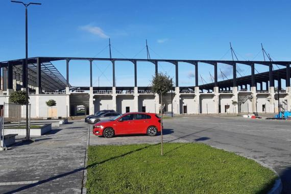 Wandal pobazgrał ścianę świetlicy osiedlowej w Nowym Sączu. Poszło o stadion Sandecji