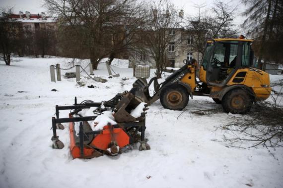 Dewastacja terenu Muzeum KL Plaszow. Sprawcy koparką zniszczyli pomnik i ogrodzenie