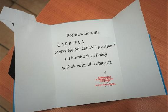 Krakowska policjantka wykonała wyjątkową kartkę dla chłopca ze spektrum autyzmu