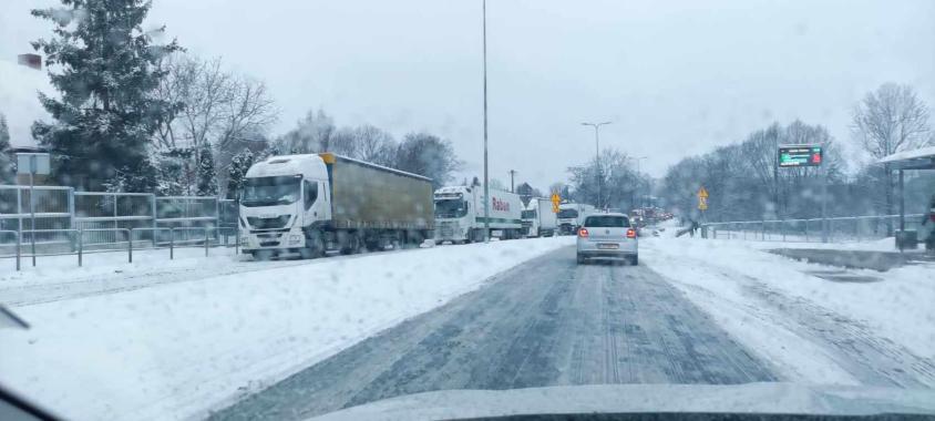 Drogowy armagedon w Tarnowie i regionie tarnowskim po opadach śniegu