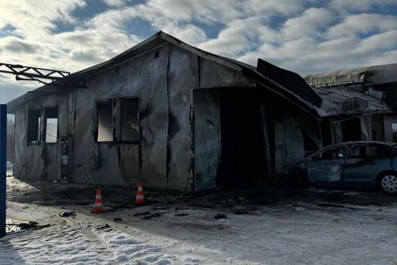 Pożar w Słupcu - jedna osoba poszkodowana, ogień zniszczył warsztat samochodowy